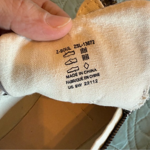 Taos Z Soul Sneaker Gray Side Zipper Laces Size 9 Wide Women - Picture 10 of 12